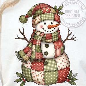 Puede incluir: Una sudadera blanca de manga larga con un gráfico central de un muñeco de nieve hecho de patrones de tela de patchwork en rojo, verde y blanco. El muñeco de nieve lleva un sombrero y una bufanda a juego, con dos botones oscuros y hojas de acebo.