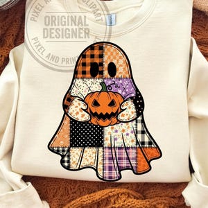 Fantasma patchwork che tiene una zucca PNG, design accogliente per maglietta di Halloween trapuntata, download per sublimazione carino e spettrale autunnale, file DTF cottagecore autunnale