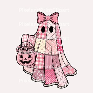 Op de afbeelding: Illustratie van een roze patchwork spook met een roze strik, zwarte ogen en een pompoenmand vol snoep. Het lichaam van het spook is gemaakt van verschillende roze stoffen met patronen, perfect voor Halloween.