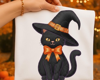Pode incluir: Uma sacola branca com tema de Halloween com um gato preto usando um chapéu de bruxa com uma faixa xadrez laranja e uma gravata borboleta. O gato tem olhos amarelos e está sentado em posição vertical. O fundo está desfocado com folhagem de outono.