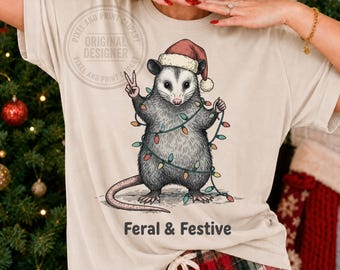 Zarigüeya festiva salvaje PNG, diseño navideño vintage grabado por sublimación, gráfico divertido para camiseta navideña, zarigüeya navideña retro PNG