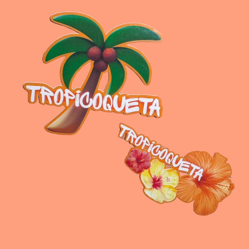 Op de afbeelding: Twee stickers met tropisch thema op een oranje achtergrond. E&eacute;n toont een palmboom met kokosnoten en de tekst "TROPICOQUETA". De andere toont drie bloemen en dezelfde tekst.