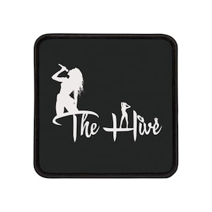 Può includere: Toppa quadrata nera con una silhouette bianca di una donna che canta e il testo "The Hive" in bianco.