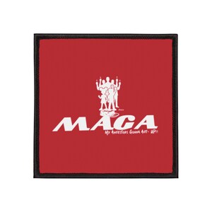 Op de afbeelding: Vierkante rode patch met een zwarte rand. De patch heeft de witte tekst "MAGA" met een afbeelding van silhouetten en de zin "My Ancestors Gonna Act- UP!!"