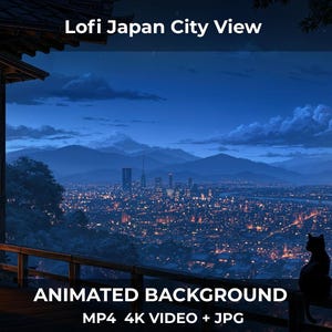 以下が含まれることがあります： 「Lofi Japan City View」と題されたデジタルイラスト。木製のバルコニーから見た夜の街並みが描かれています。手すりに座る黒猫が、街の明かり、遠くの山々、青い空を見下ろしています。テキスト：Lofi Japan City View, ANIMATED BACKGROUND, MP4 4K VIDEO + JPG。