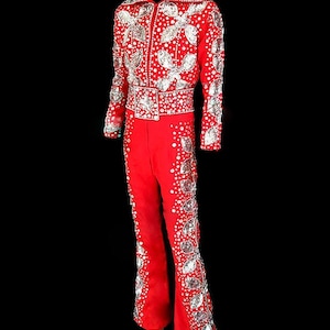 Da neena elvis hizo a medida el traje de mono con diamantes de imitación del rey