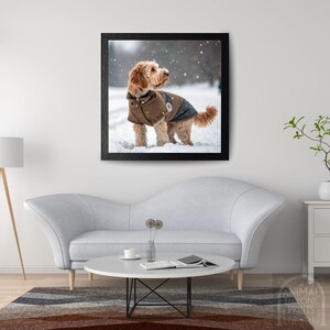Stampa di un simpatico scarabocchio con un cappotto invernale, accogliente decorazione murale per cani, divertente download digitale di animali domestici, adorabile cucciolo stampabile, decorazione invernale per cani, amante degli scarabocchi