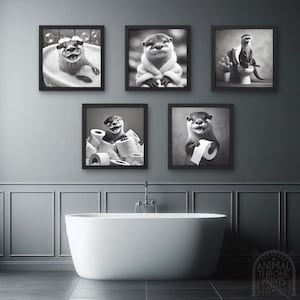 Pacchetto di 5 stampe artistiche divertenti da parete, set di stampe fotografiche per il bagno con animali della lontra, lontra sul water, vasca, accappatoio, carta igienica, arte AI stampabile