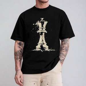 Camiseta con pieza de ajedrez, camiseta gráfica de juego estratégico, regalo para amantes del ajedrez, ropa para jugadores de ajedrez, camiseta de juego de mesa de estrategia, camiseta de ajedrez unisex
