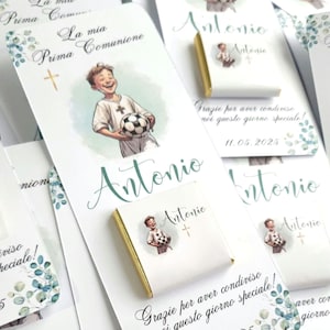 Op de afbeelding: Witte kaarten met een aquarel illustratie van een jongen met een voetbal, met de naam "Antonio" en de tekst "Grazie per aver condiviso con noi questo giorno speciale!" en de datum 11.05.2025.