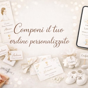 Può includere: Una varietà di bomboniere personalizzate per battesimi e prime comunioni, tra cui segnalibri, etichette e uno smartphone con un invito. Il testo "Componi il tuo ordine personalizzato" è presente.