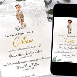 Può includere: Invito per la Prima Comunione con un bambino in abito e un pallone da calcio. Il testo include il nome "Cristiano", la data, l'ora, la chiesa e i dettagli del ristorante. Mostrato anche su uno smartphone.