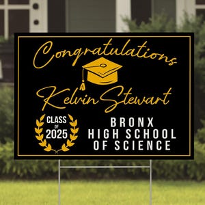 K&ouml;nnte beinhalten: Schwarzes und goldenes Graduation-Schild f&uuml;r den Garten mit dem Text "Congratulations Kelvin Stewart Class of 2025 Bronx High School of Science".