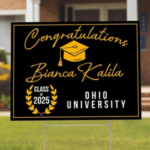 K&ouml;nnte beinhalten: Schwarzes und goldenes Graduation-Schild f&uuml;r den Garten mit dem Text "Congratulations Bianca Kalila Class of 2025 Ohio University".