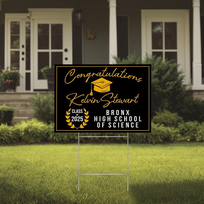 K&ouml;nnte beinhalten: Schwarzes und goldenes Graduation-Schild f&uuml;r den Garten mit dem Text "Congratulations Kelvin Stewart Class of 2025 Bronx High School of Science".