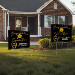 K&ouml;nnte beinhalten: Zwei schwarze und goldene Graduation-Schilder f&uuml;r den Garten. Das Schild links lautet "Herzlichen Gl&uuml;ckwunsch Euprasia Rumi Klasse von 2025 Stanford University". Das Schild rechts lautet "Herzlichen Gl&uuml;ckwunsch Samuel Vycon Klasse von 2025 Horace Mann School".