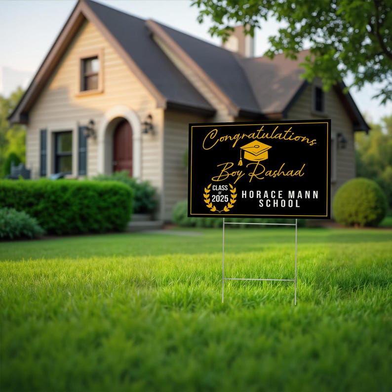 K&ouml;nnte beinhalten: Schwarzes und goldenes Graduation-Schild f&uuml;r den Garten mit dem Text "Congratulations Boy Rashad Class of 2025 Horace Mann School".