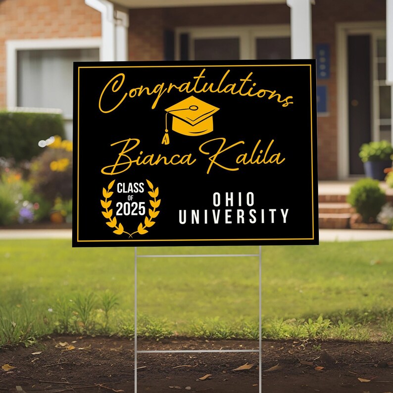 K&ouml;nnte beinhalten: Schwarzes und goldenes Graduation-Schild f&uuml;r den Garten mit dem Text "Congratulations Bianca Kalila Class of 2025 Ohio University".