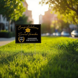 K&ouml;nnte beinhalten: Schwarzes und goldenes Graduation-Schild f&uuml;r den Garten mit dem Text "Congratulations Emma Veronika Class of 2025 Harvard University".