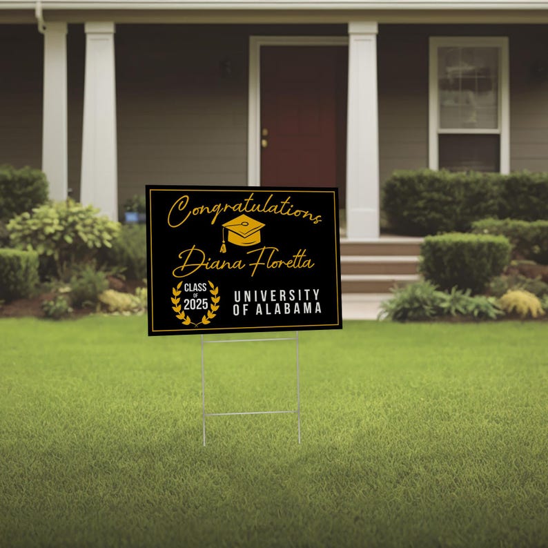 K&ouml;nnte beinhalten: Schwarzes und goldenes Graduation-Schild f&uuml;r den Garten mit dem Text "Congratulations Diana Floretta Class of 2025 University of Alabama".