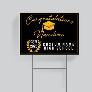 K&ouml;nnte beinhalten: Schwarzes und goldenes Graduation-Schild f&uuml;r den Garten mit dem Text "Congratulations Namehere Class of 2025 CUSTOM NAME HIGH SCHOOL".