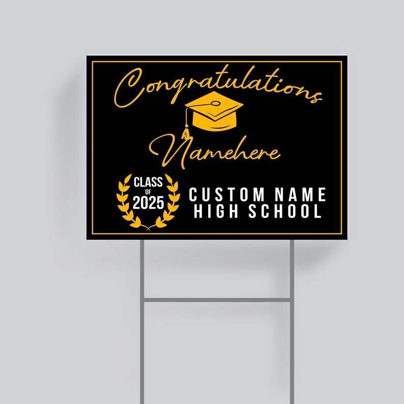 K&ouml;nnte beinhalten: Schwarzes und goldenes Graduation-Schild f&uuml;r den Garten mit dem Text "Congratulations Namehere Class of 2025 CUSTOM NAME HIGH SCHOOL".