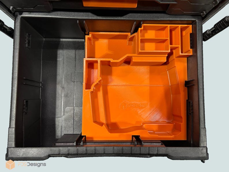 Peut inclure: Une bo&icirc;te &agrave; outils ouverte, noire et grise, avec un organisateur int&eacute;rieur orange. L'organisateur comporte divers compartiments et une base moul&eacute;e. La bo&icirc;te &agrave; outils est con&ccedil;ue pour le stockage et l'organisation des outils.