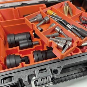 Puede incluir: Una caja de herramientas naranja y negra con una variedad de herramientas y accesorios. La caja tiene una bandeja extra&iacute;ble con m&uacute;ltiples compartimentos para organizar art&iacute;culos peque&ntilde;os. Las herramientas incluyen brocas, destornilladores y otras herramientas peque&ntilde;as.