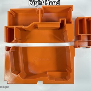 Peut inclure: Composants orange imprim&eacute;s en 3D, dont une grande base rectangulaire, une section sup&eacute;rieure &eacute;tiquet&eacute;e "Right Hand" et plusieurs petites pi&egrave;ces. Les pi&egrave;ces sont dispos&eacute;es sur une surface blanche, mettant en valeur la conception et la structure.