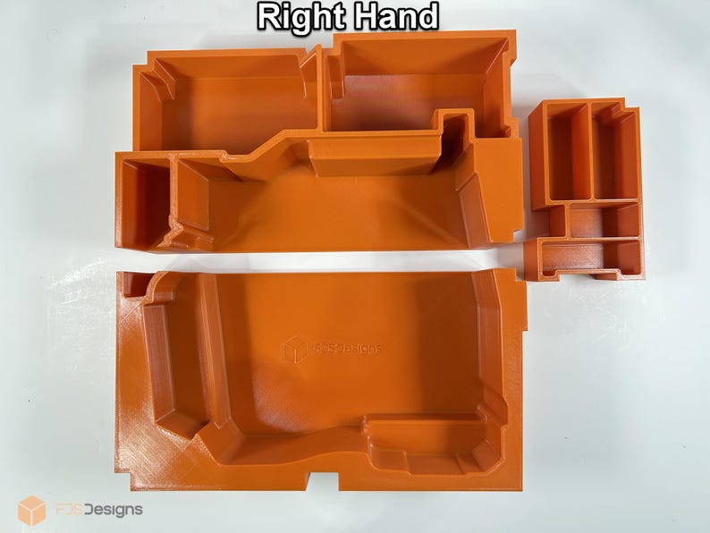 Peut inclure: Composants orange imprim&eacute;s en 3D, dont une grande base rectangulaire, une section sup&eacute;rieure &eacute;tiquet&eacute;e "Right Hand" et plusieurs petites pi&egrave;ces. Les pi&egrave;ces sont dispos&eacute;es sur une surface blanche, mettant en valeur la conception et la structure.