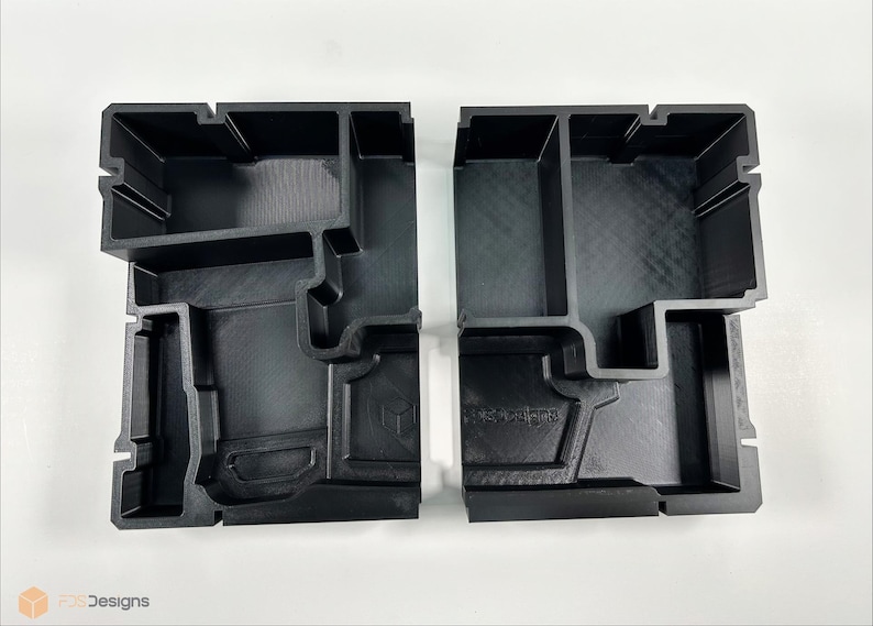 以下が含まれることがあります： 複数の仕切りが付いた黒いプラスチック製の収納容器2つ。工具や電子機器などの小さなアイテムを収納するために設計されています。