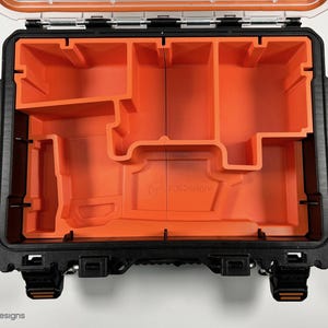 以下が含まれることがあります： 黒とオレンジのハードプラスチックケースで、電動工具を入れるためのフォームインサートが付いています。フォームインサートには、工具用の切り抜きと、アクセサリー用の別々のコンパートメントがあります。