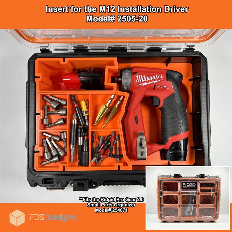 Puede incluir: Un taladro Milwaukee FUEL rojo y negro en una caja de pl&aacute;stico transparente. La caja tiene un compartimento para el taladro y un compartimento separado para brocas y accesorios. La caja est&aacute; etiquetada "Insert for the M12 Installation Driver Model# 2505-20". La caja tambi&eacute;n se adapta al organizador de piezas peque&ntilde;as Ridgid Pro Gear 2.0 Model# 254071.