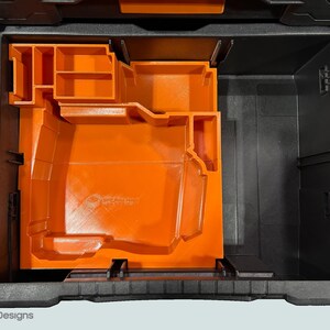 Peut inclure: Une bo&icirc;te &agrave; outils noire ouverte avec un organisateur int&eacute;rieur orange. L'organisateur comporte plusieurs compartiments et une conception moul&eacute;e. La bo&icirc;te &agrave; outils est con&ccedil;ue pour le stockage et l'organisation des outils.