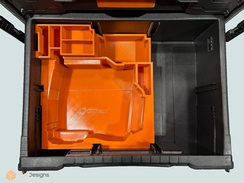 Peut inclure: Une bo&icirc;te &agrave; outils noire ouverte avec un organisateur int&eacute;rieur orange. L'organisateur comporte plusieurs compartiments et une conception moul&eacute;e. La bo&icirc;te &agrave; outils est con&ccedil;ue pour le stockage et l'organisation des outils.