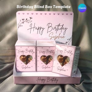 Puede incluir: Plantilla de caja ciega de cumpleaños rosa y blanca con el texto "Happy Birthday Sophie" en la parte superior y tres cajas con el mismo texto y una ventana en forma de corazón que muestra una foto de pareja.