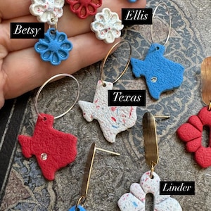 Texas - Opción de ciudad personalizada, aretes livianos de arcilla polimérica, estado de la estrella solitaria, rojo, blanco y azul, chispas, destellos de cristal, aretes de TX