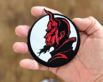 2 peças de aplique bordado de caveira de diabo vermelho: aplique para passar a ferro (3,5 polegadas)
