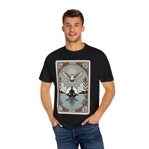 Tarotkaart van de vrede, uniseks kledingstuk geverfd T-shirt, Serene Dove grafisch T-shirt, meditatie natuurshirt, spiritueel cadeau, boho yogatop