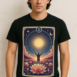 Awakening Tarot Lotus T-shirt uniseks, shirt mindfulness-liefhebber, T-shirt Dawn Stars, spiritueel cadeau, meditatietop