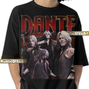 Peut inclure: T-shirt noir avec un graphisme du personnage Dante de la série de jeux vidéo Devil May Cry. Le design présente plusieurs images de Dante, avec le nom "DANTE" en grandes lettres rouges. Le t-shirt porte également le texte "RusticGfitsArt".