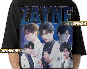 Könnte beinhalten: Schwarzes T-Shirt mit einer Grafik eines Mannes und dem Namen "ZAYNE" in blauen Blockbuchstaben. Die Grafik enthält mehrere Bilder des Mannes in einem weißen Anzug. Der Text "RusticGfitsArt" ist ebenfalls sichtbar.