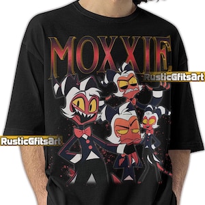 Peut inclure: T-shirt noir avec le mot "MOXXIE" en lettres rouges et dorées et un dessin animé de quatre personnages. Les personnages ont la peau rouge, les cheveux blancs et des tenues noires et blanches. Le t-shirt porte le texte "RusticGiftsArt".