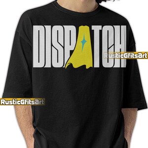 Könnte beinhalten: Schwarzes T-Shirt mit dem Wort "DISPATCH" in großen weißen Großbuchstaben. Das "A" in "DISPATCH" wird durch einen gelben Umhang mit einem blauen Stern ersetzt. Der Text "RusticGiftsArt" ist unten links und rechts in Weiß aufgedruckt.