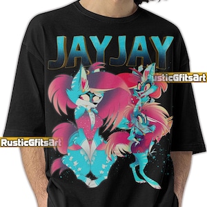 Puede incluir: Camiseta negra con un gráfico colorido de tres personajes de dibujos animados con forma de zorro, con pelaje azul y rosa. La palabra "JAYJAY" está impresa en la parte superior en letras azules y doradas. También se ve el texto "RusticGiftsArt".