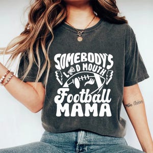 Funny Football Mom PNG SVG : conception Loud Mouth Mama (téléchargement numérique)