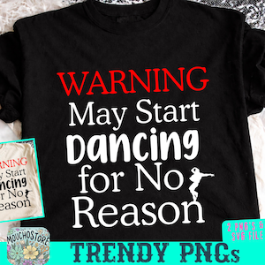Puede incluir: Camiseta negra con el texto "WARNING May Start Dancing for No Reason" en blanco y rojo. Un pequeño gráfico de una persona bailando está en la camiseta. La camiseta también tiene una pequeña imagen de una camiseta con el mismo texto.