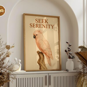 Arte de pared imprimible "Busca la serenidad", póster con cita de pájaro bohemio, descarga digital de cacatúa rosa relajante, decoración minimalista para el hogar, impresión inspiradora