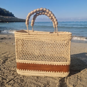 Durchbrochene Raffia-Weidentasche mit geflochtenem Seil – schicke und sommerliche handgefertigte Tasche