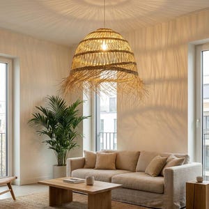 Hanglamp met koepelvormige kap van geweven palmbladeren – Boho hanglamp in halve bolvorm, gemaakt van handgeweven palmbladeren.